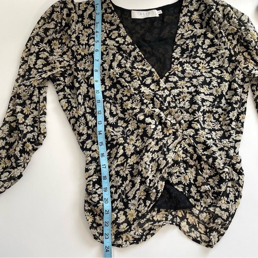 ASTR Black Floral Wrap Front Black Yellow Floral Long Sleeve Top Blouse Size Med - Picture 9 of 10
